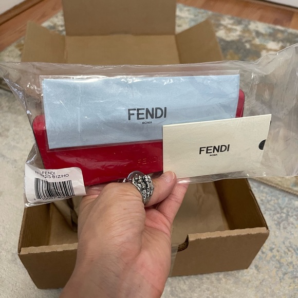 NIB Women’s One Size (51mm) Fendi Cat Eye Frame Sunglasses 100% UV Protection - Picture 11 of 15